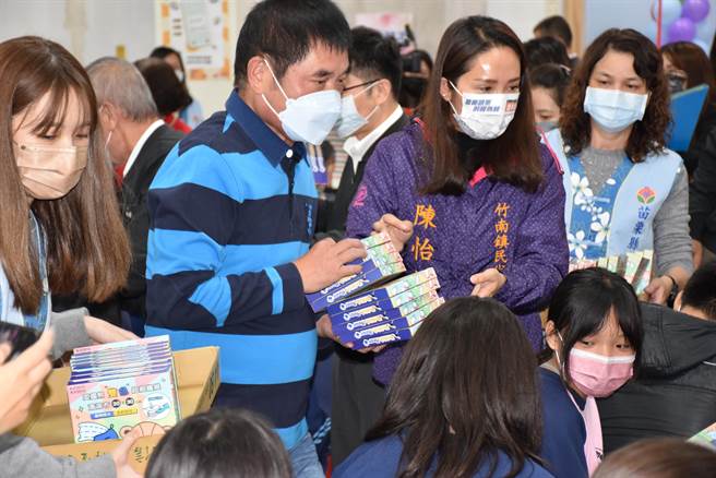 苗栗县第202个社区关怀据点设在竹南镇竹兴国小16日启用，准县长锺东锦发送学生小礼品。（谢明俊摄）