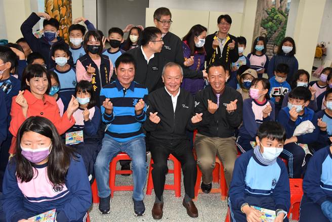 苗栗县第202个社区关怀据点设在竹南镇竹兴国小，16日举行启用典礼，前后任县长徐耀昌、锺东锦一同出席与学生合影。（谢明俊摄）