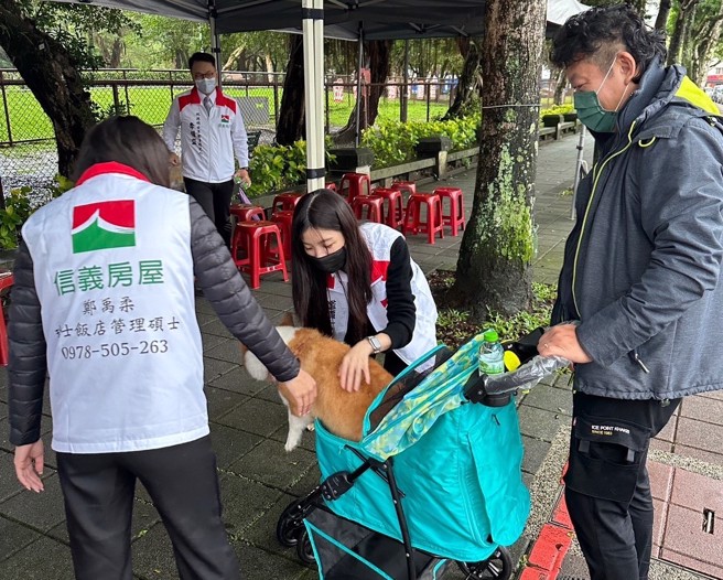 信義房屋永續門市忠孝玉成店為毛小孩注射疫苗，讓周邊居民羽毛小孩都擁有更好的生活品質。（圖/信義房屋提供）