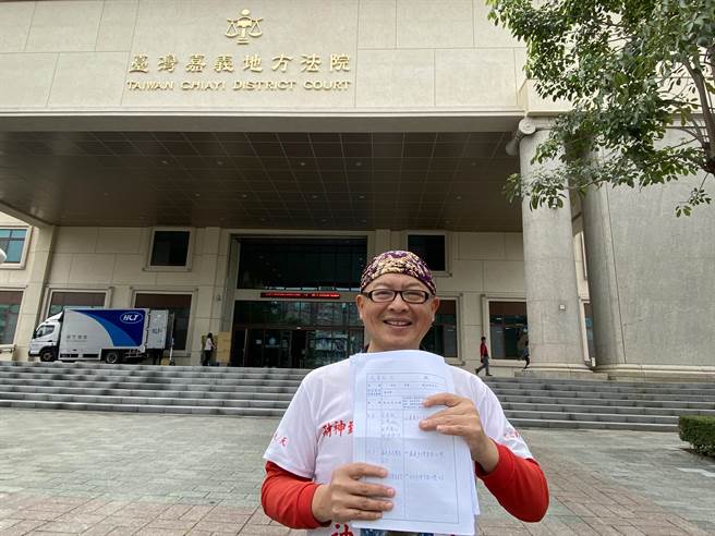 嘉义市长候选人黄宏成台湾阿成世界伟人财神总统今天到嘉义地方法院递状。（廖素慧摄）