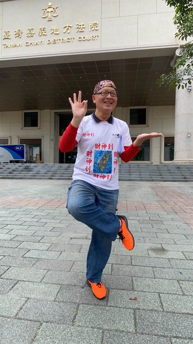 黄宏成台湾阿成世界伟人财神总统示范练瑜伽术。（廖素慧摄）