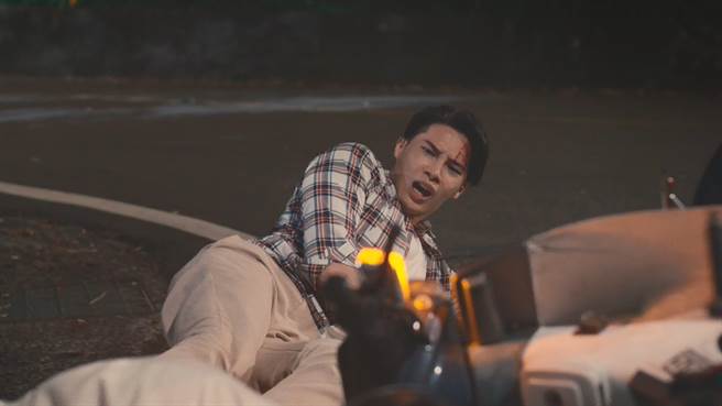 瑭霏跟宋伟恩在《决胜的挥拍》大放闪光，没想到剧情急转直下，两人骑机车摔车犁田。（民视提供）