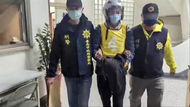 警方逮捕指挥枪手开枪的杨姓嫌犯。（读者提供／程炳璋台南传真）