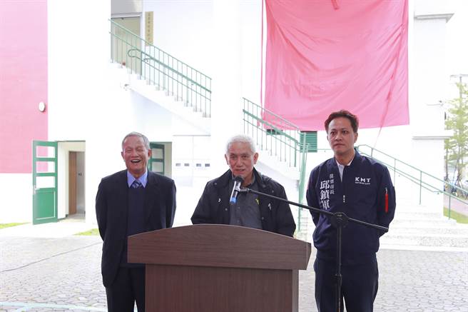 苗栗市首座儿童亲子馆16日举行启用典礼，美国国家工程院士彭赐灯（中）专程返国参加。（苗栗市公所提供／谢明俊苗栗传真）