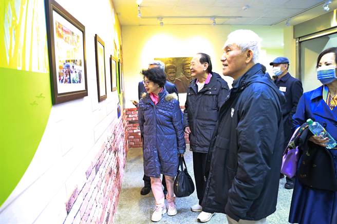 苗栗市首座儿童亲子馆16日举行启用典礼，美国国家工程院士彭赐灯（中）专程返国参加。（苗栗市公所提供／谢明俊苗栗传真）