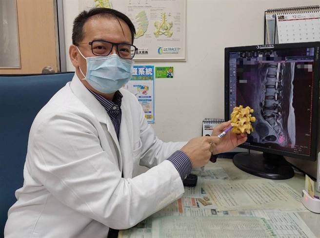 医师罗浩儒表示，椎间盘突出压迫神经时，会造成下肢酸麻痛，应尽速就医治疗。（大千医院提供／谢明俊苗栗传真）