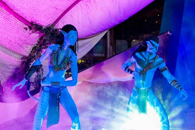 信义区香堤大道广场展示全台唯一的「阿凡达雕像展」。（迪士尼提供）