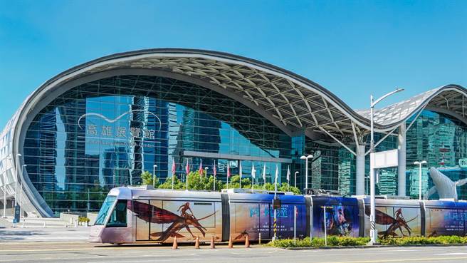 《阿凡达：水之道》高雄轻轨主题列车。（迪士尼提供）