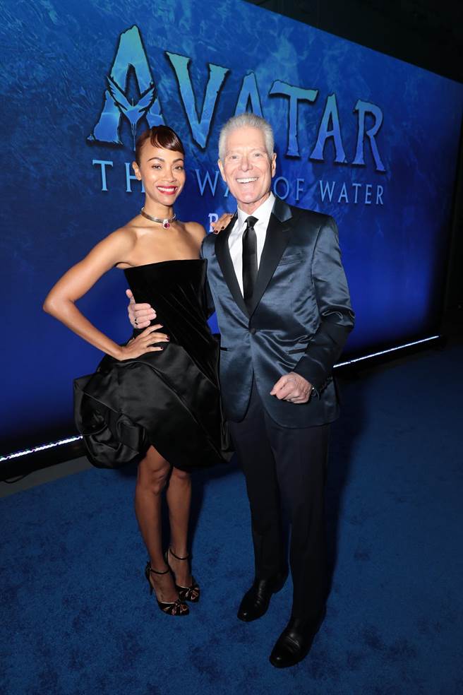 史蒂芬朗（右）与女主角柔伊莎达娜出席美国首映会。（迪士尼提供）