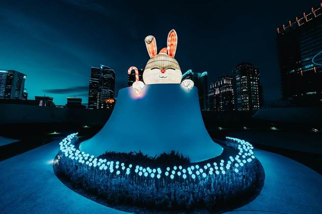 台中国家歌剧院推出甜萌「娇兔三窟」耶诞灯饰。（台中国家歌剧院提供／陈淑芬台中传真）