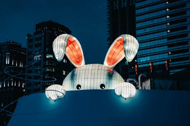 台中国家歌剧院推出甜萌「娇兔三窟」耶诞灯饰。（台中国家歌剧院提供／陈淑芬台中传真）