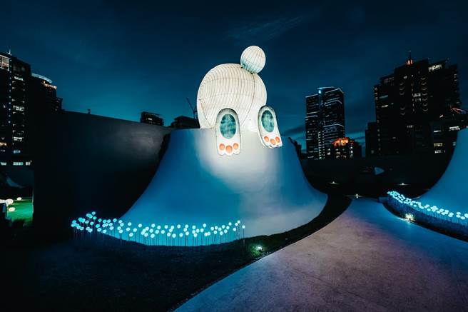 台中国家歌剧院推出甜萌「娇兔三窟」耶诞灯饰。（台中国家歌剧院提供／陈淑芬台中传真）