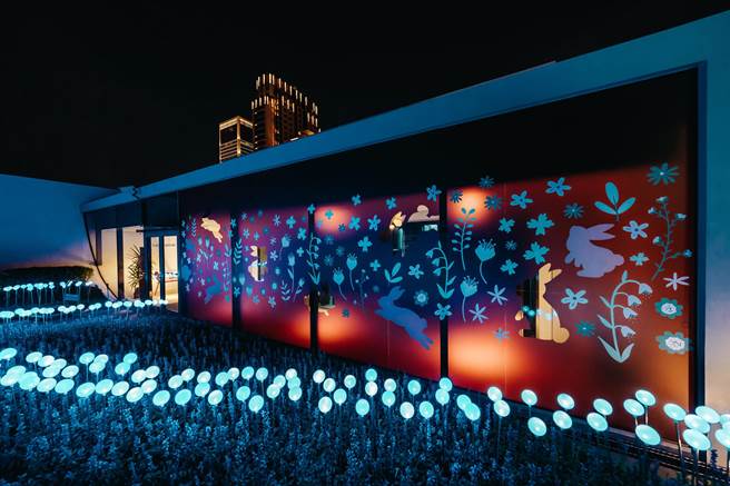 台中国家歌剧院推出甜萌「娇兔三窟」系列耶诞灯饰，灯花花园炫丽浪漫。（台中国家歌剧院提供／陈淑芬台中传真）