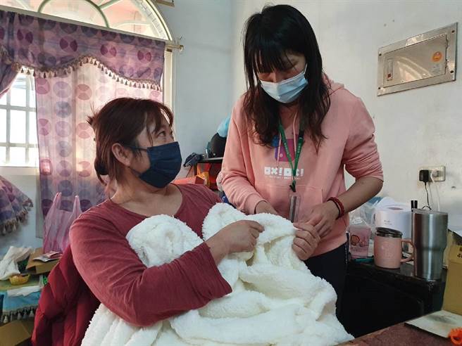 寒流来袭，云林县爱心人士捐赠暖被与毛毯帮助弱势家庭过冬。（云林家扶提供／张朝欣云林传真）