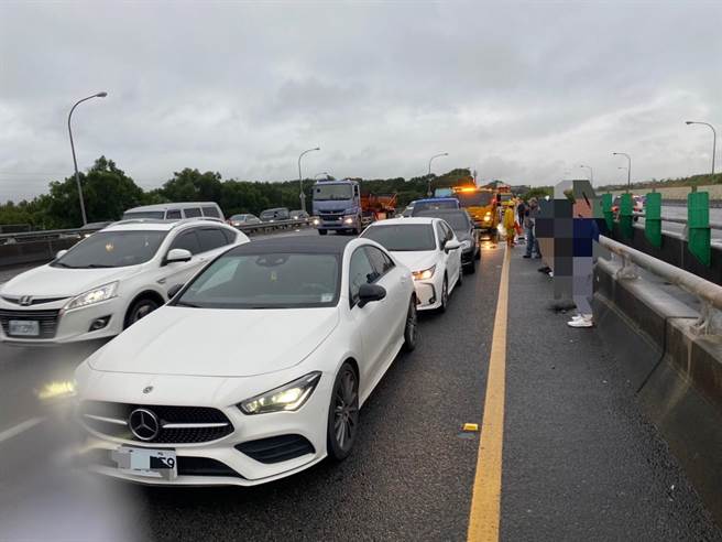 国三北上62.8公里处傍晚发生追撞事故。（翻摄画面／蔡明亘桃园传真）