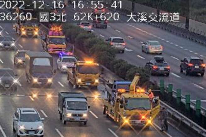 国三北上62.8公里处傍晚发生追撞事故，一度造成车流回堵。（摘自高速公路1968即时影像）