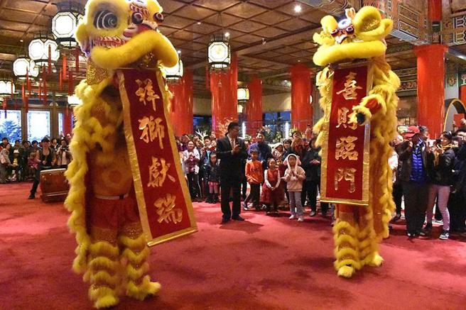 （红柱金瓦年味满点的台北圆山饭店迎兔年，推出多元菜系围炉团聚与外带年菜，以及各式活动，阖家出游一站满足。图／圆山大饭店）