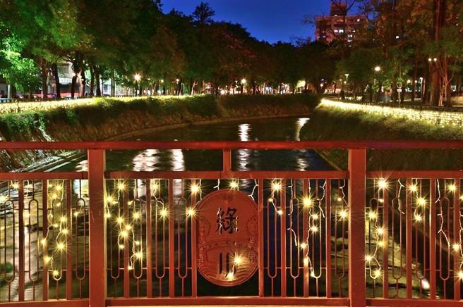 南区绿川兴大段以「萤光闪闪」为主题，16日起亮灯至明年2月5日元宵节。（台中市水利局提供／陈淑娥台中传真）