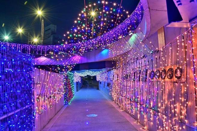 丰原葫芦墩圳配合现场地景装置艺术，创造巨型花蕊灯饰并营造光隧道氛围。（台中市水利局提供／陈淑娥台中传真）