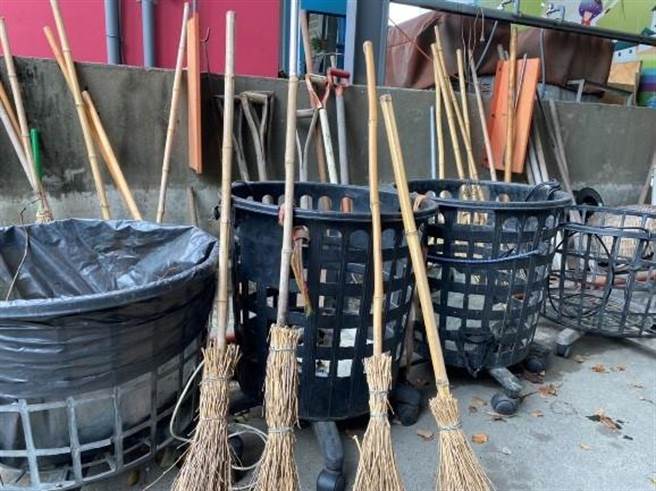选举资材制成的竹扫把可供扫路班使用。（环保局提供／张亦惠台中传真）