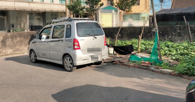 一名男网友表示，自家庭院常遭陌生人当成免费停车场，让他相当困扰。（图／翻摄自爆料公社）