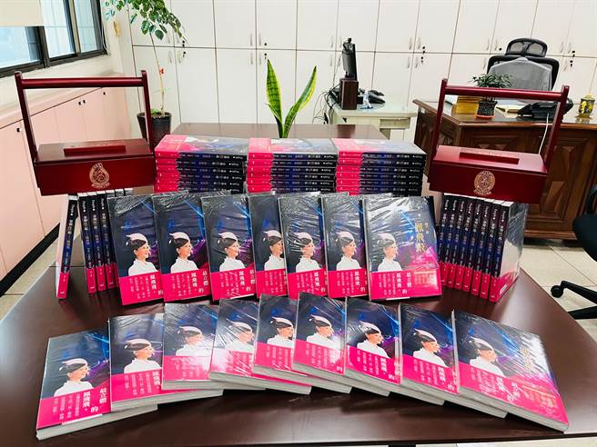 2023新丁粄节公益贩卖内含四两龟粄、桃粄木提篮150份及《掌声想起 凤飞飞》100本。（台中市府客委会提供）