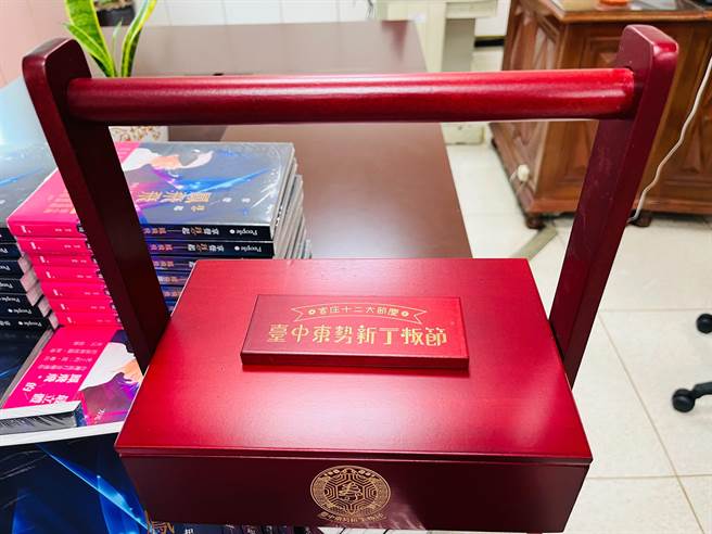 2023新丁粄节公益贩卖内含四两龟粄、桃粄木提篮150份及《掌声想起 凤飞飞》100本。（台中市府客委会提供）