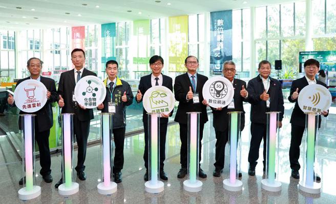 （經濟部南臺灣創新應用展五大主題常態展示區揭幕啟用。左起為工研院南分院執行長曹芳海、台灣創浦總經理鄭勇志、臺南市政府副秘書長邱忠川、經濟部技術處處長邱求慧、工研院協理胡竹生、機械公會理事長魏燦文、台勵福董事長林溪文、工研院感測系統中心執行長朱俊勳。圖／工研院提供）