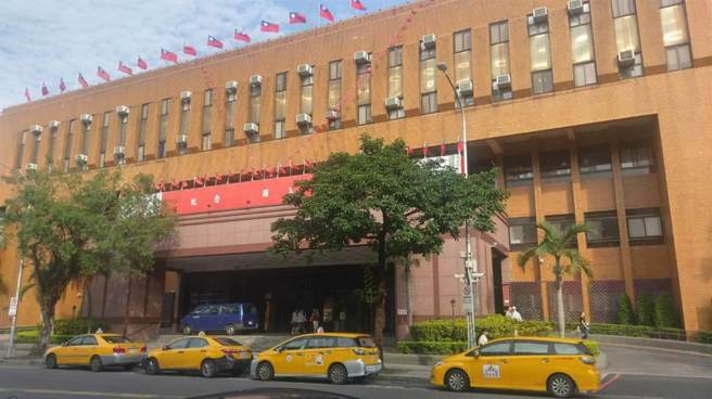 今日（16）有民眾发现台北地检署的顶楼旗帜原本为国旗，竟被换上「民进党旗」，北检证实此事，研判有不明人士潜入顶楼后偷偷置换旗帜。（资料照，非事发照片）