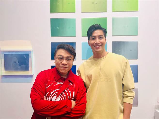 吴翔震（右）受邀参加蔡康永展览。（经纪人提供）