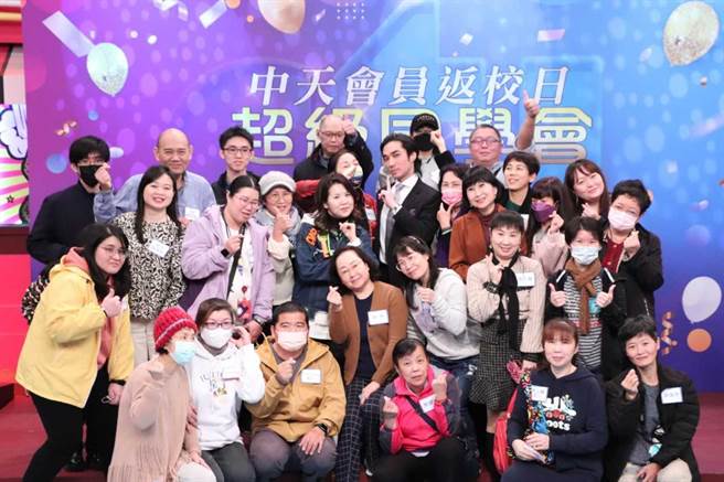 丹申广今天参加中天新闻的会员日活动，与大批粉丝相见欢。（中天新闻提供）