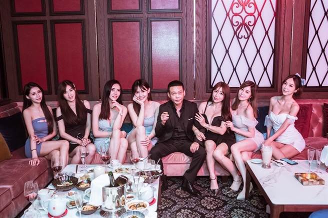 金马影帝李康生（右四）和美女群拍酒店戏。（禾力文创提供）