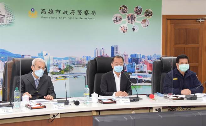 警政署长黄明昭（中）与警政署督察室副主任黄中华（左）以及高雄市警察局长林炎田（右）召开会议，要求警界同仁能整饬风纪并加快扫黑。（翻摄照片／崔正纲高雄传真）