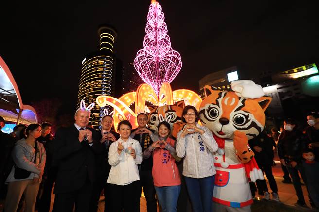 台中市长卢秀燕16日晚间点亮「心花朵朵」耶诞树，宣告中市耶诞嘉年华开幕，相继活动陆续热闹展开，将延续到明年元宵节。（陈淑芬摄）