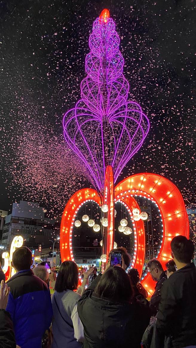 台中市长卢秀燕16日晚间点亮「心花朵朵」耶诞树，宣告中市耶诞嘉年华开幕，现场飘起人造雪花。（陈淑芬摄）