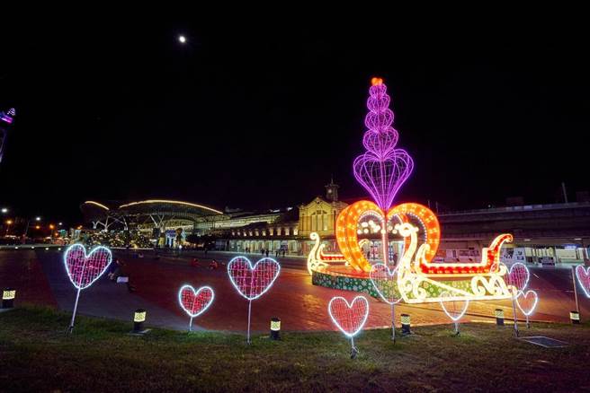 火车站前广场的「心花朵朵」耶诞树。（台中市新闻局提供／陈淑芬台中传真）