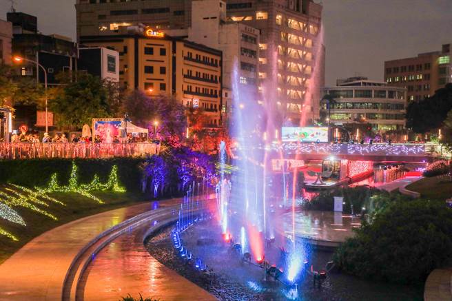 台中市耶诞嘉年华水舞秀。（台中市新闻局提供／陈淑芬台中传真）