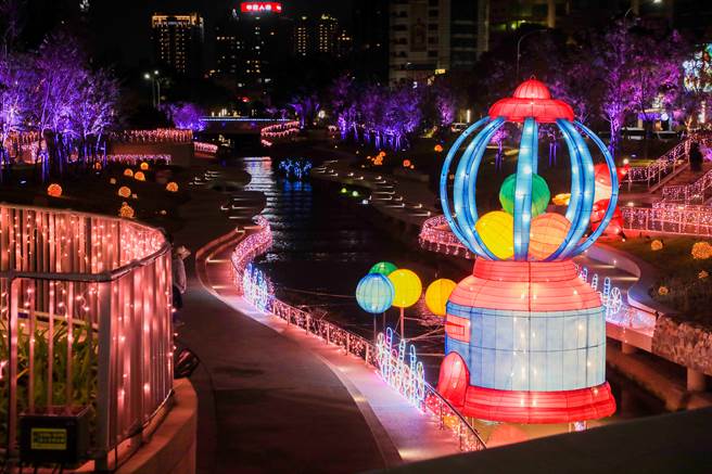 台中市耶诞嘉年华活动灯光璀璨。（台中市新闻局提供／陈淑芬台中传真）