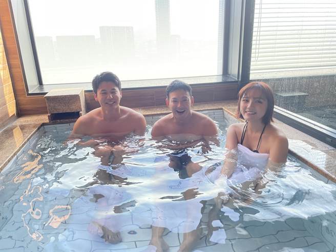 风田（左起）、威廉、朵拉出外景到福冈，体验绝美高空浴池泡汤。（TVBS提供）