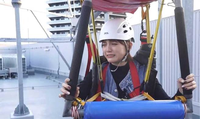 恐高的朵拉出外景到福冈，搭悬空云霄飞车从头尖叫到尾。（TVBS提供）