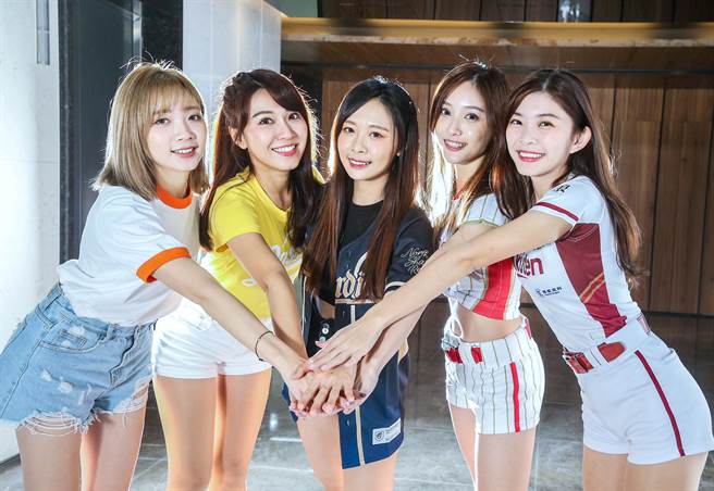 Yuki（左起）、Peggy、卡卡、君白、颖乐透露18日在小巨蛋的表演将有别出心裁的内容。（粘耿豪摄）