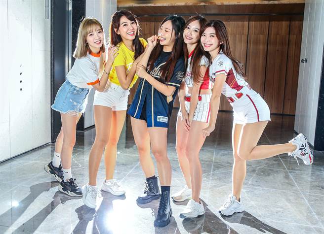 Yuki（左起）、Peggy、卡卡、君白、颖乐。（粘耿豪摄）