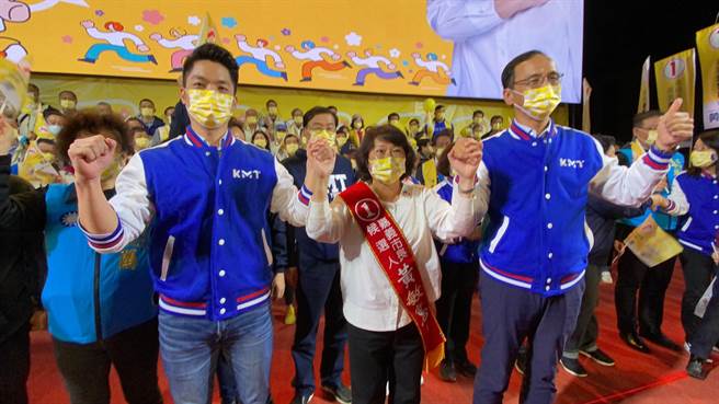 准台北市长蒋万安、国民党主席朱立伦与嘉义市长候选人黄敏惠在民眾簇拥下上台。（廖素慧摄）