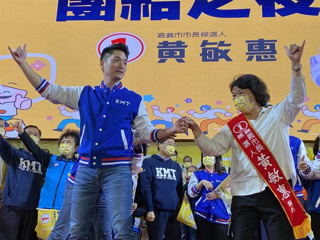 准台北市长蒋万安拉着嘉义市长候选人黄敏惠的手，恳请选民支持。（廖素慧摄）