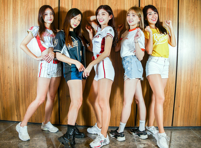 君白（左起）、卡卡、颖乐、Yuki、Peggy。（粘耿豪摄）