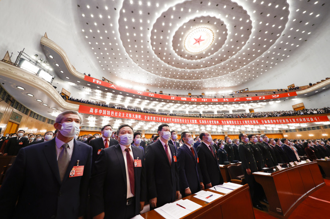 中共黨章提出到本世紀中葉要建成從經濟到軍事「社會主義現代化強國」，但在關鍵的經濟領域，與美國的差距有可能難以縮小。圖為中共20大開幕。（圖／新華社）