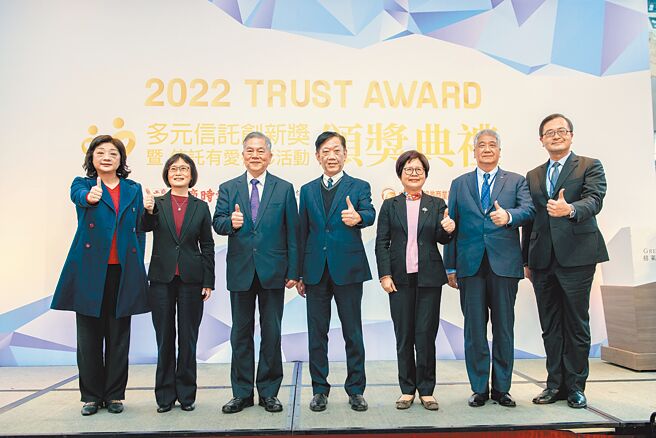 （圖左起）中華民國退休基金協會理事長暨主審委員王儷玲、金管會副主委邱淑貞、行政院副院長沈榮津、工商時報社長陳國瑋、信託公會理事長邱月琴、券商公會理事長陳俊宏及衛福部社會及家庭署主任秘書田基武。圖／顏謙隆