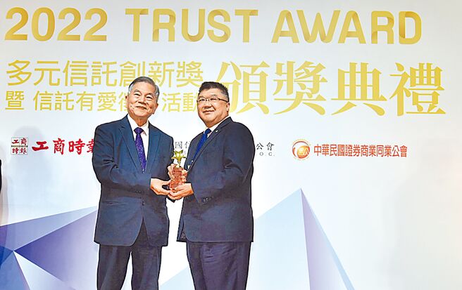 合作金庫銀行榮獲「最佳都更危老信託創新獎」金獎，由總經理林衍茂出席接受行政院副院長沈榮津（左）頒發獎座。圖／顏謙隆