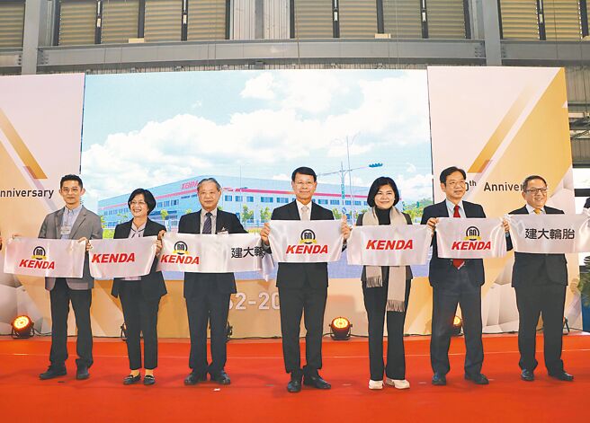 包括彰化县长王惠美（左二）、建大总裁杨银明（左三）、建大董事长杨启仁（右四）、云林县长张丽善（右三），及巨大执行长刘涌昌（右一）等人，亲临建大60周年庆，剪彩后合影。图／刘朱松