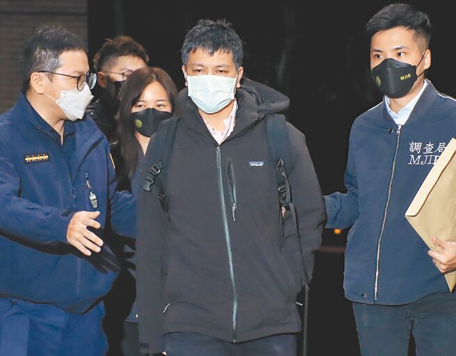 北檢15日大動作偵辦新竹市長當選人高虹安涉詐領助理費案，國會辦公室主任陳奐宇（圖中），昨晚間被移送北檢複訊。（鄭任南攝）